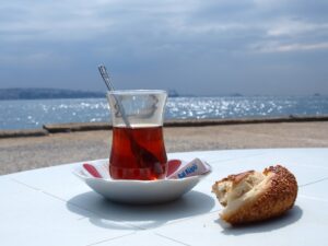turecký čaj so simitom pri pohľade na more