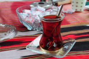 turecký čaj, šálka a čaj na podnose